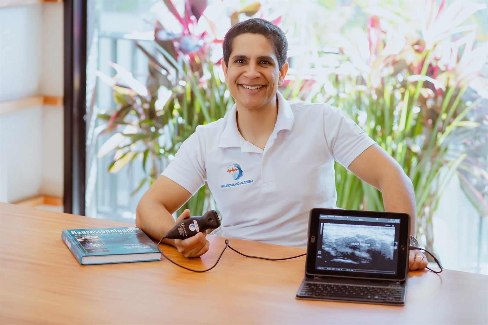 Dr. Leonardo García-Zapata, fundador da NeuroSound Academy, com transdutor de ultrassom e tablet