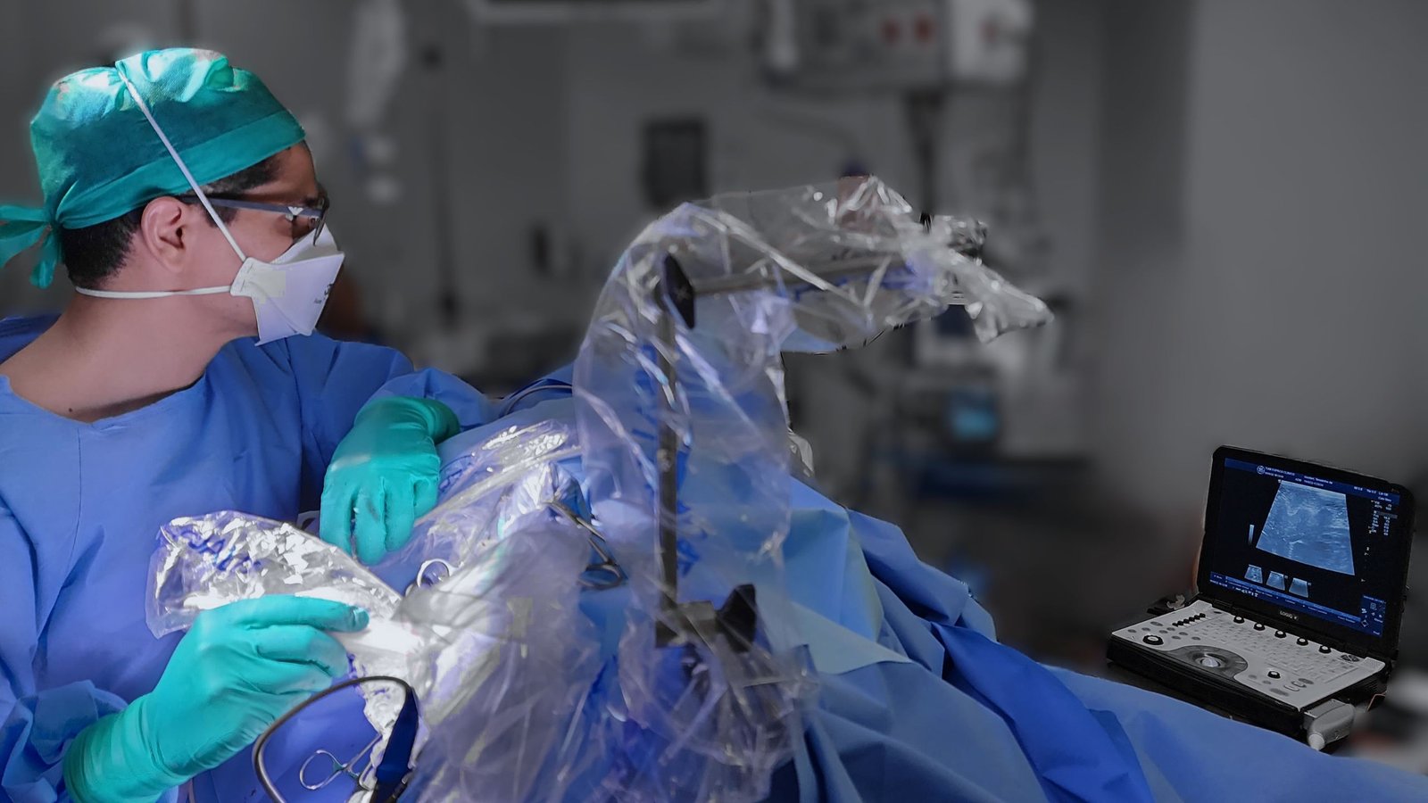 Cirurgião realizando ultrassonografia intraoperatória em centro cirúrgico, com aparelho de ultrassom ao lado