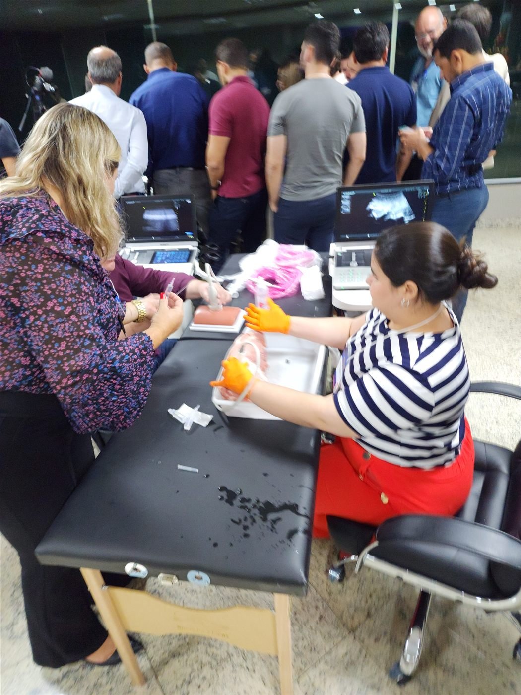 Participantes em prática guiada na estação de ultrassom