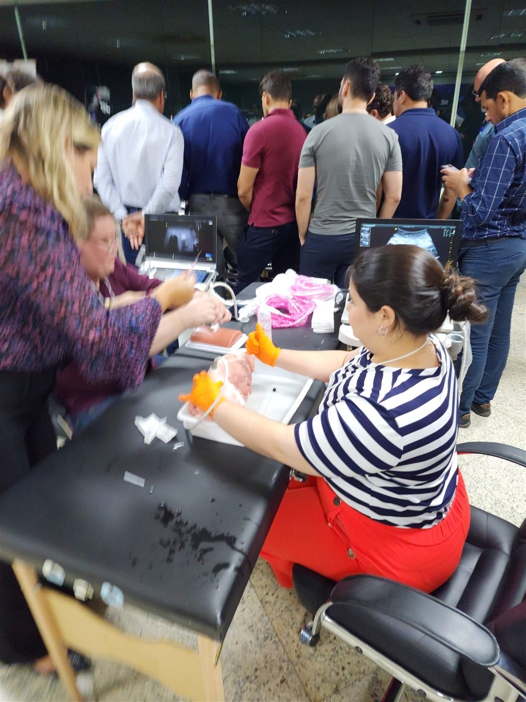 Participantes em prática guiada na estação de ultrassom